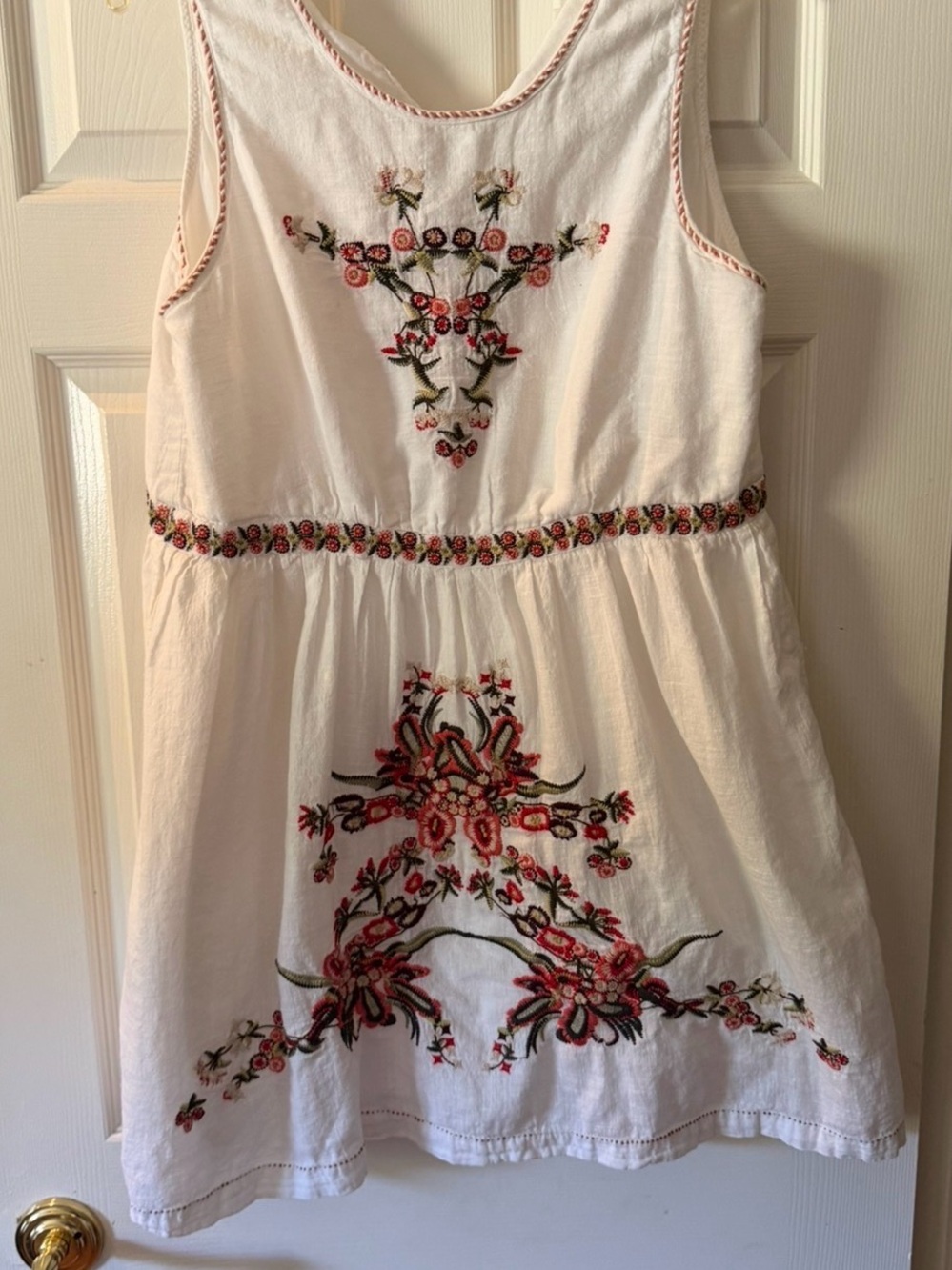 Max Studio XL made in India. White Embroidered Sleeveless Peasant Top